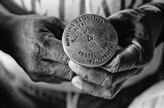  Marco de bronze para a demarcação física das Terras Indígenas do Rio Negro, São Gabriel da Cachoeira, Amazonas. © Pedro Martinelli/ISA